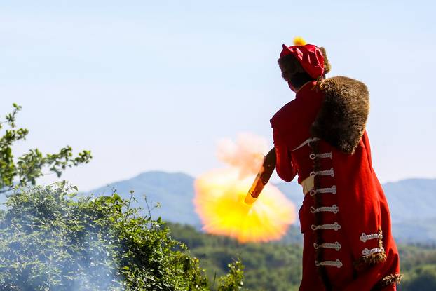 Tradicionalno pucanje iz kubure ispred Velikog Tabora na Uskrsni ponedjeljak