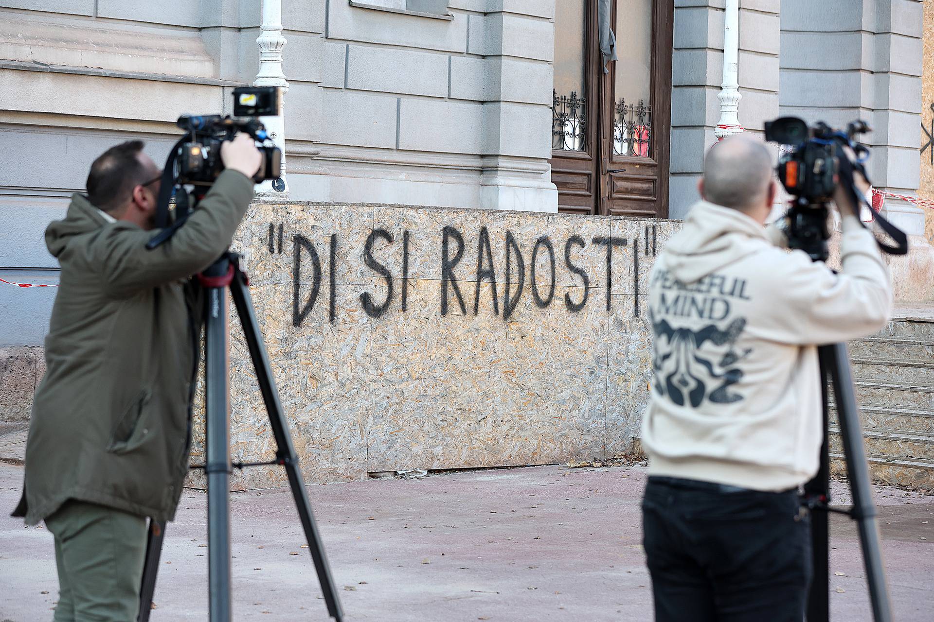 Zagreb: Na Mimari osvanuli grafiti SMS poruka Josipe Rimac i Ivana Turudića 