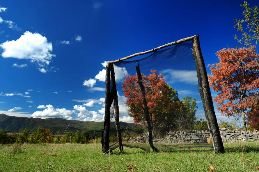 Cestom smrti do škole: Odroni, provalije, divlje svinje i poskoci