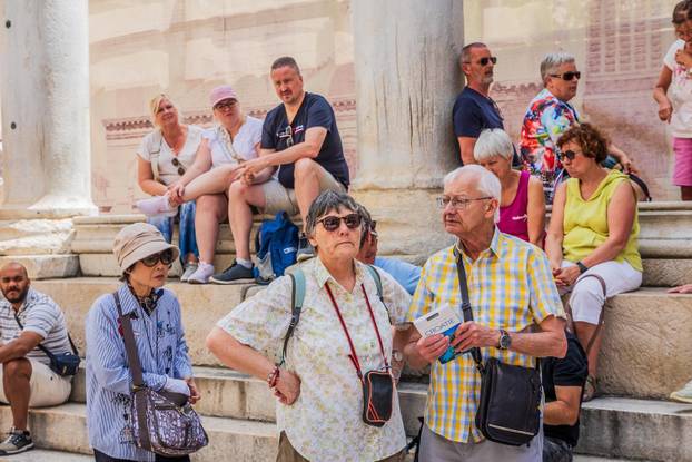 Split: Povijesna smjena straže na Peristilu oduševila brojne turiste