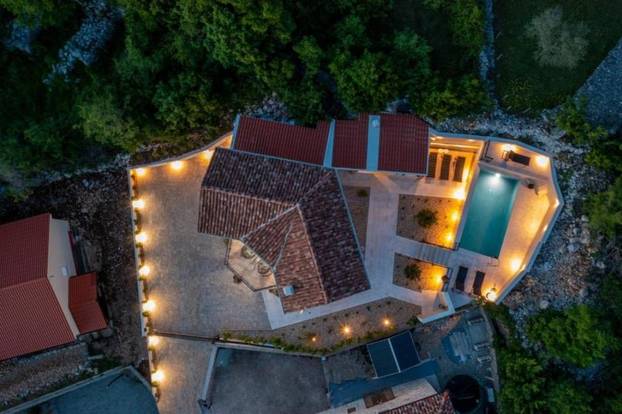 FOTO Vila na Krku ima grijani bazen sa slanom vodom i ljetnu kuhinju, a cijena? Ma, sitnica...