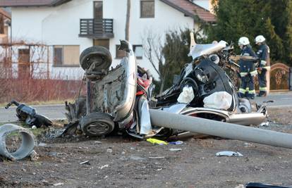 Smrt u Sisku: Udario u stup, automobil je potpuno smrskan