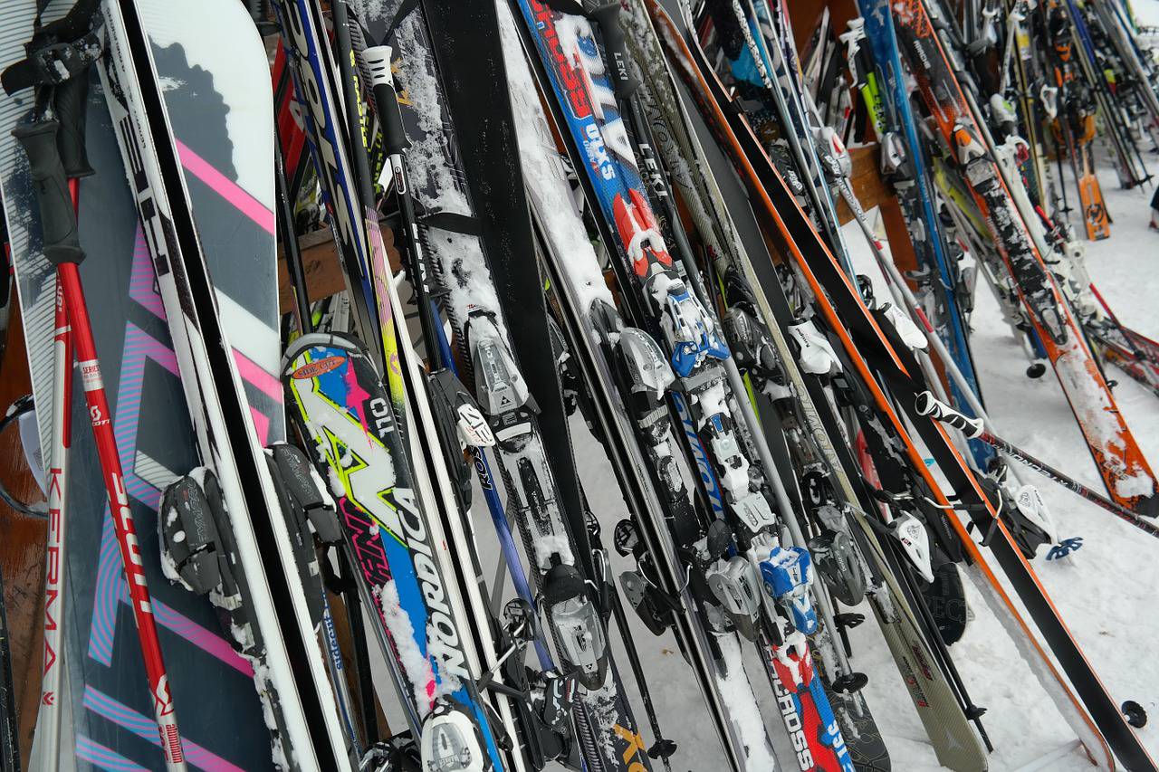 Provjerite zašto ne vrijedi čekati do posljednjeg trenutka za kupnju skija!