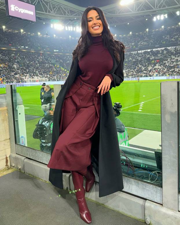 FOTO Modrićev suigrač ljubi 10 godina stariju bujnu voditeljicu