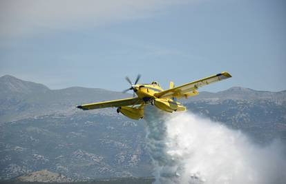 Vatrogasci ugasili požar pokraj Tisnog, pomogao i airtractor