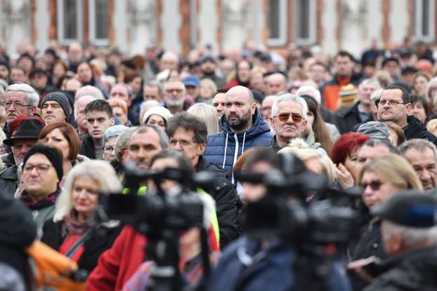 Na Trgu Republike u Čakovcu održan prosvjed u znak podrške kirurzima