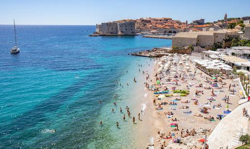 Dubrovnik: Plaža Banje je puna posjetitelja koji uživaju u moru