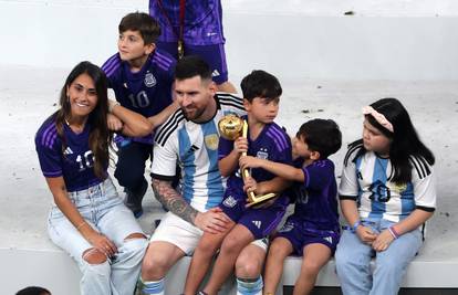Šampionska obitelj: Messi je pozirao sa suprugom i djecom