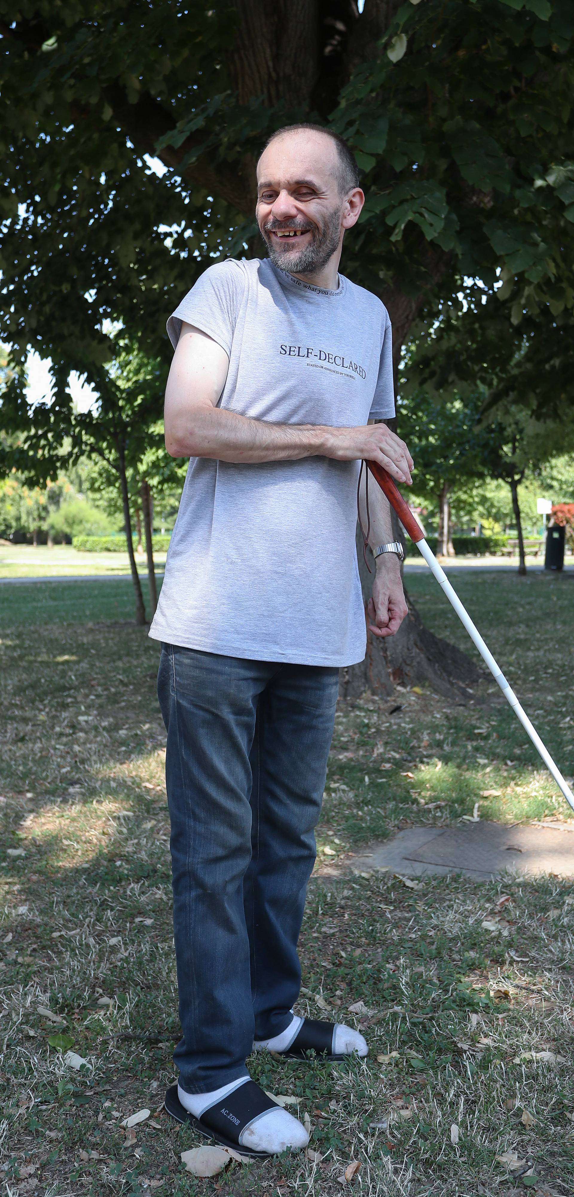 Zagreb: Policija slijepca zamijenila za nasilnika, priveli ga te mu pritom slomili nogu