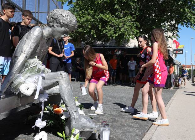 Šibenik: Kod spomenika na Baldekinu obilježena 33. obljetnica smrti Dražena Petrovi?a