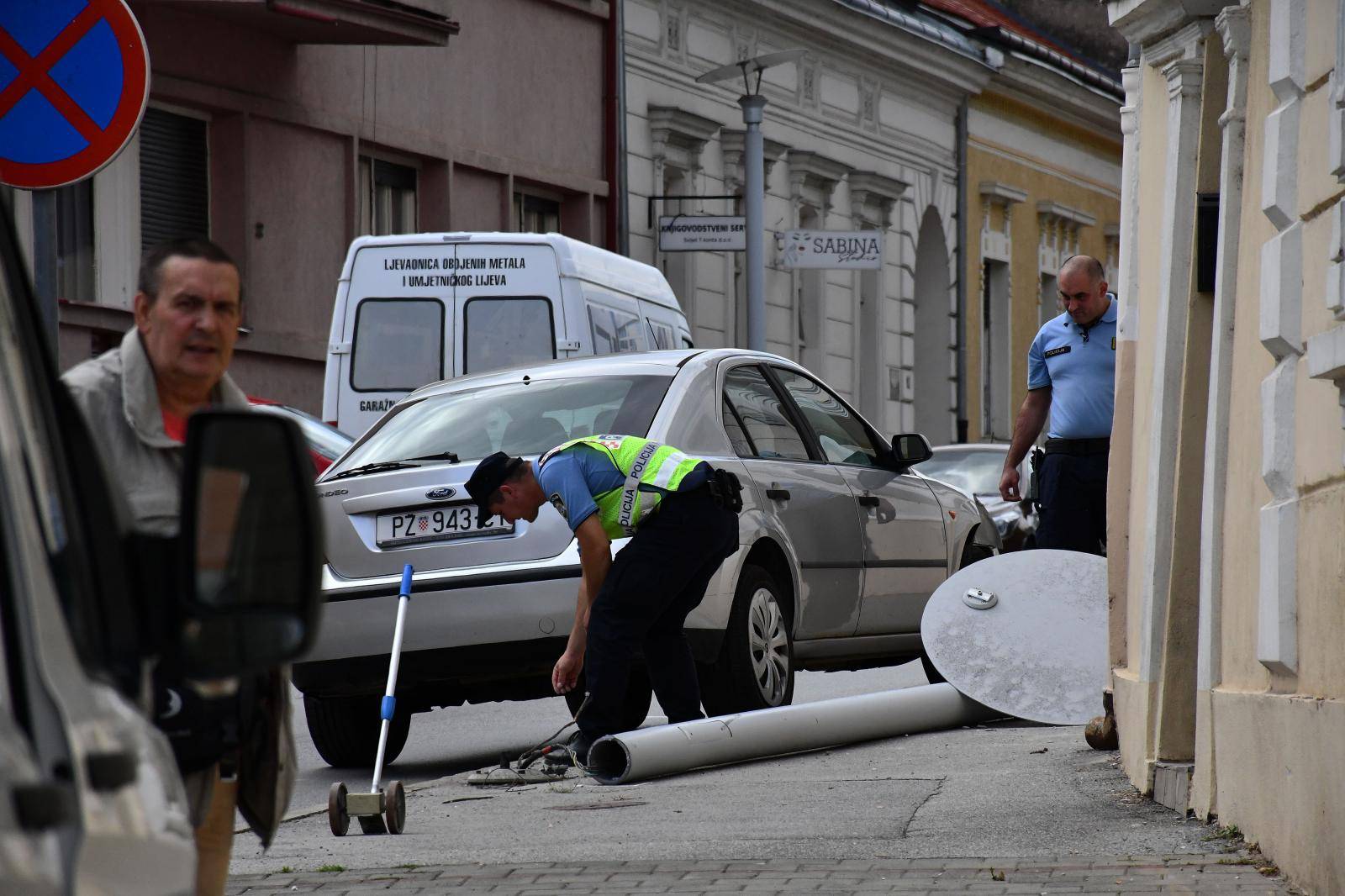 Požega - Vozač automobila zabio se u stup javne rasvjete i pao na pješakinju.