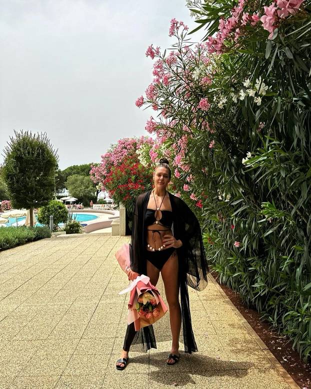 FOTO Sandra na Tahitiju otkrila tetovažu i ukrotila opasnu ražu