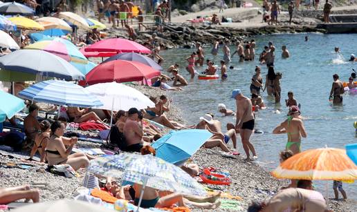 Osvježenje traže u moru: Koliko ljudi, a vani toplinski val...