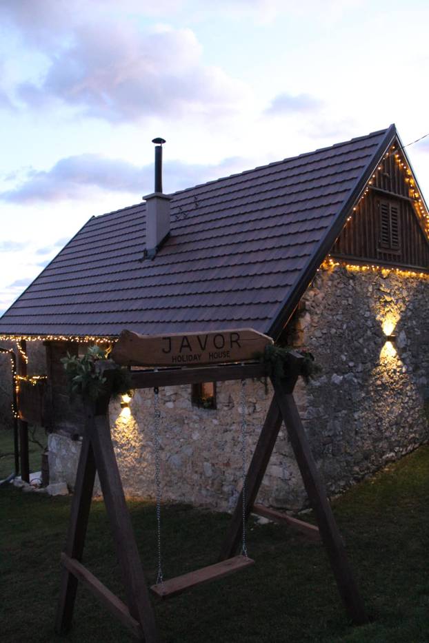 FOTO Ova kuća blizu Zagreba pravi je raj - filmove možete gledati iz bačve za kupanje!