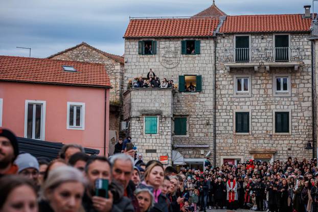 Završena procesija Za križen na Jelsi 