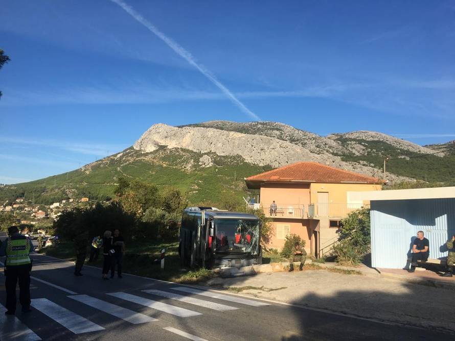 Sudarila se dva busa i auto, 14 ozlijeđenih, žena je preminula...