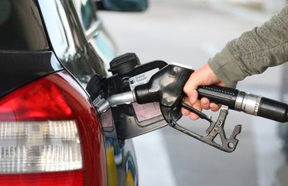 Loše vijesti za vozače: U utorak poskupljuje gorivo, evo i cijena