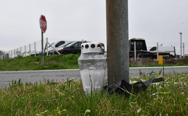 FOTO Tužni prizori u Sl. Brodu: Na mjestu gdje je poginulo dijete gori bijeli lampion...