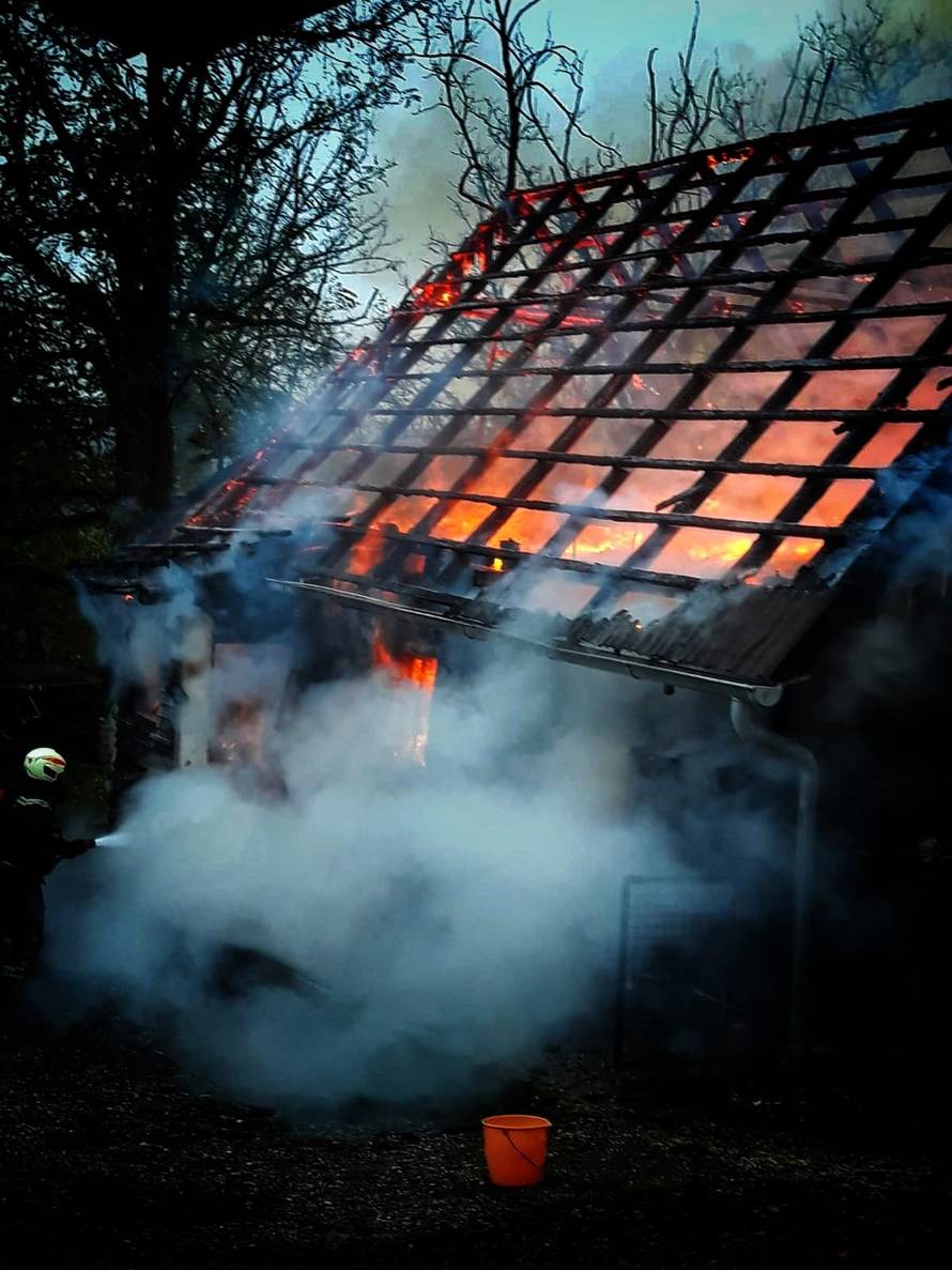 Gasili požar kraj Velike Gorice i uočili potencijalnu opasnost: 'U kući je bila plinska boca i meci!'
