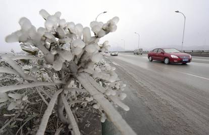 Zbog leda na dijelu autoceste ograničili brzinu na 40 km/h