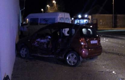 Teška nesreća u Glini: Liječnici se bore za život vozačice auta