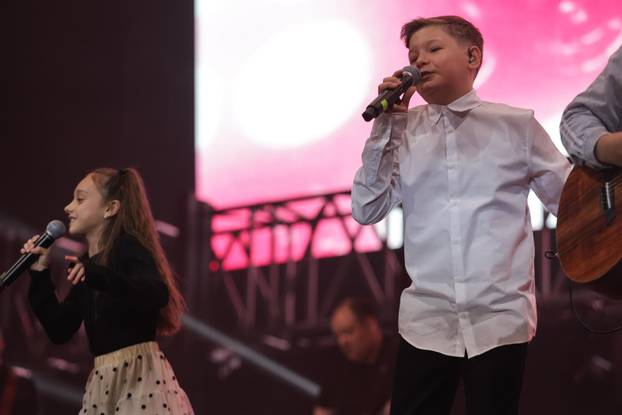 Zagreb: U Areni Zagreb održan koncert "Progledaj srcem"