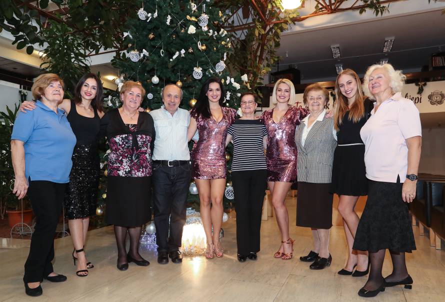 Penzioneri rasplakali plesačice: 'Ovo nam je poklon iz snova'