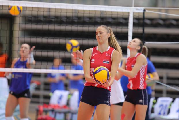 Zagrijavanje odbojkašica uoči početka susreta Hrvatske i Kosova u kvalifikacijama za odlazak na Europsko prvenstvo