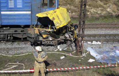 U stravičnom sudaru vlaka i autobusa poginulo je 38 ljudi