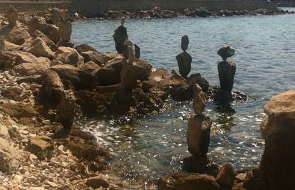 Uz obalu osvanule kamene skulpture nepoznatog autora