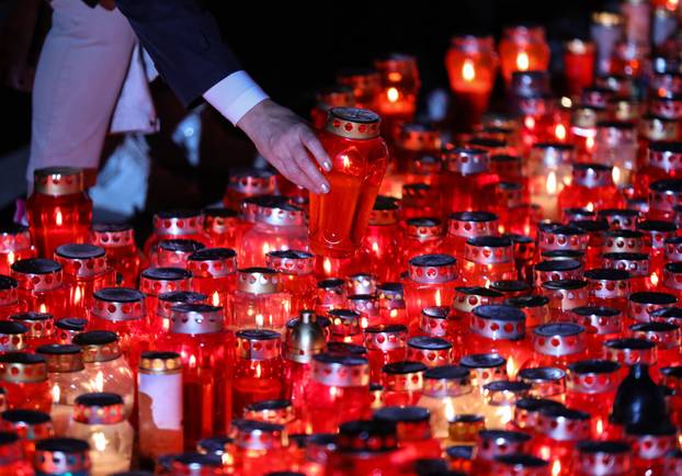 Građani u večernjim satima na groblju Mirogoj pale svijeće za svoje najmilije