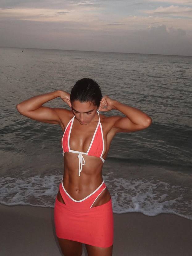 Prvi dekolte Filmskog festivala u Veneciji: Evo tko je zanosna crnka koja je prošetala tepihom