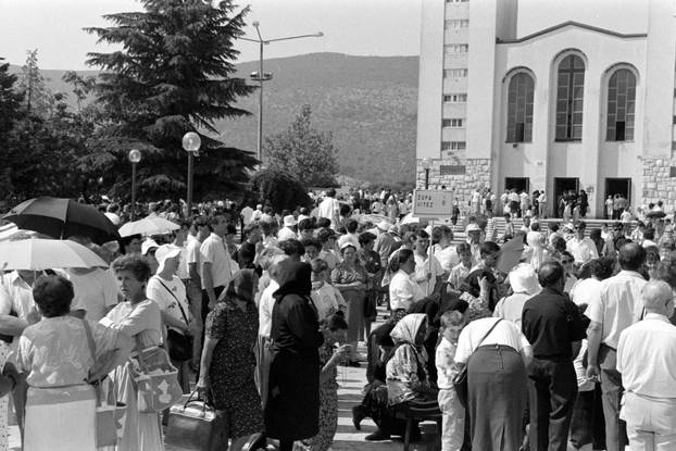 Brojni vjernici na obilježavanju 10. godišnjice ukazanja u Međurgorju, 25.6.1991.