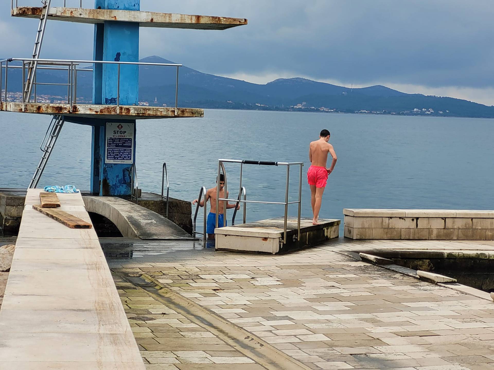 Topli Božić građani iskoristili za šetnju Jarunom, a u Zadru za kupanje: 'Sreća je što ne puše'