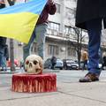 FOTO Aktivist pred rusko veleposlanstvo u Beogradu donio lubanju i krvavu tortu