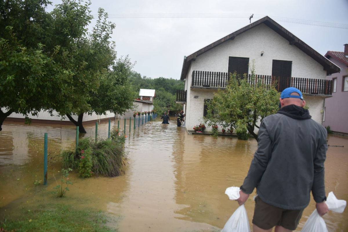 Potop na području Našica, sela i polja pod vodom: 'Starica je dva dana bila zarobljena u kući'