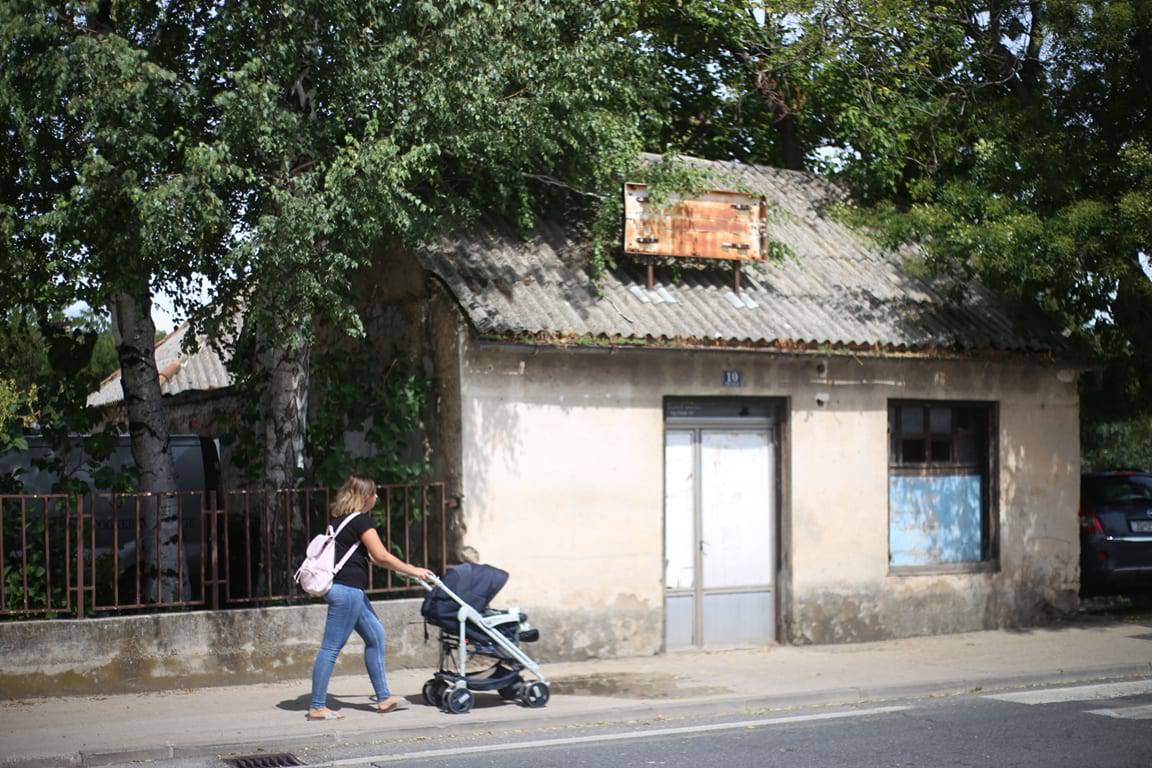 Iz Miljevaca pješačio u Knin, na leđima nosi veliki drveni križ