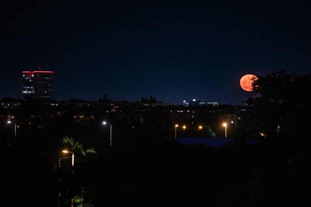 Cvjetni pun Mjesec iznad Zagreba