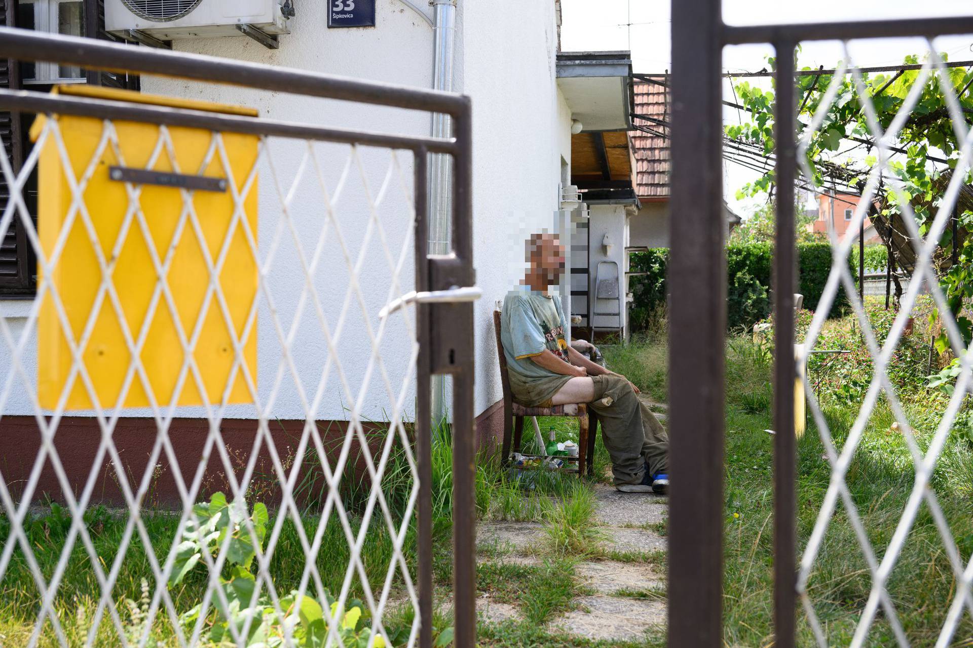 Uznemirujuće: Čovjek s invaliditetom prljav sjedi ispred kuće, susjedi mu donose hranu