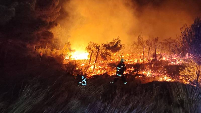 Na Braču cijelu noć dežuralo 15 vatrogasaca, strahuju od vjetra