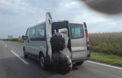 Izvanredan prijevoz: U kombi jedva natrpao bale