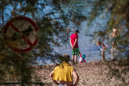 Fotogalerija s hrvatskih plaža: Diljem obale i dalje se kupaju