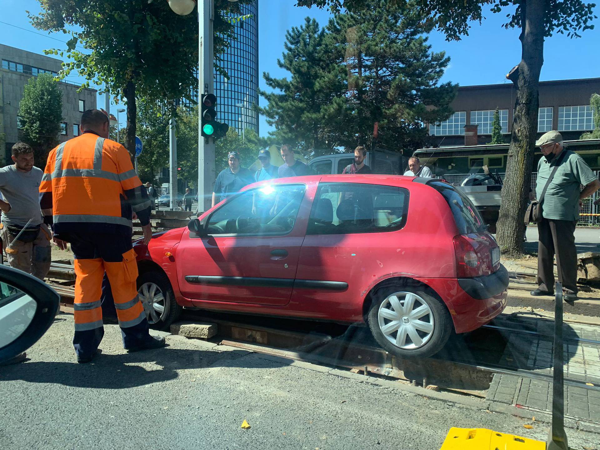 Vozi miško..ili ne: Zapeo u tračnicama u centru Zagreba i blokirao promet ulicama