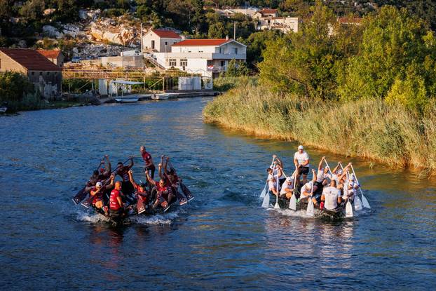 Prolazak Maratona lađa kroz Rogotin uz bakljadu