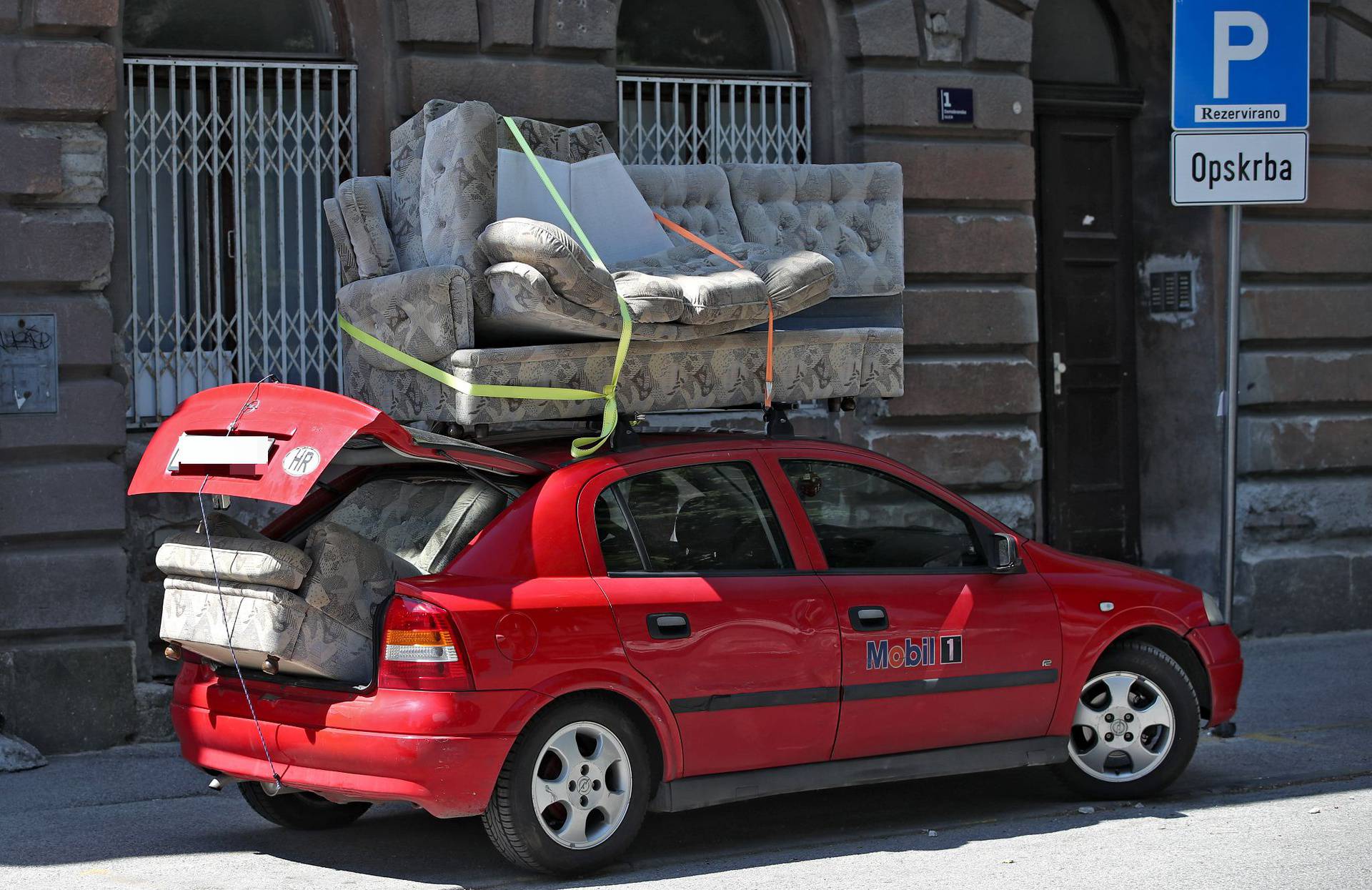 Uz malo truda u auto stane sve! Vlasnik Opela iz Zagreba uspio u auto nagurati kutnu garnituru