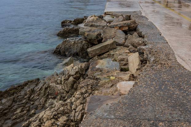Šteta na rivi u Kaštel Starom nakon olujnog nevremena