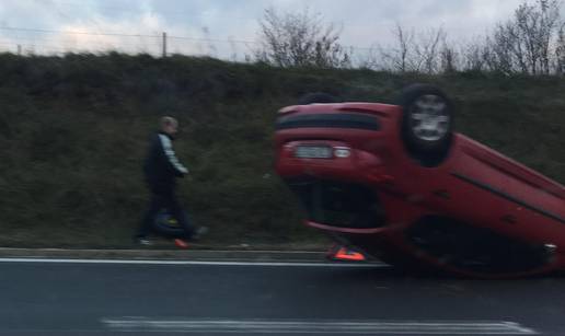 Auto se prevrnuo na krov kod čvora Popovec na autocesti A4