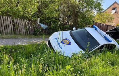 VIDEO Policijskim automobilom sletio s ceste kod Nove Gradiške