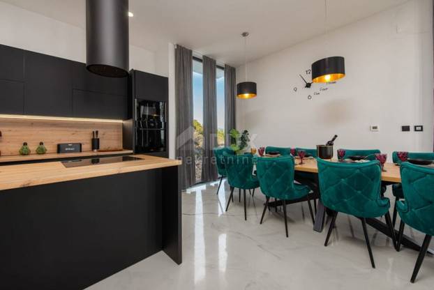 Pogodite koliko košta: Dvojna vila u blizini Novalje ima bazene, roštilj i teniski teren...