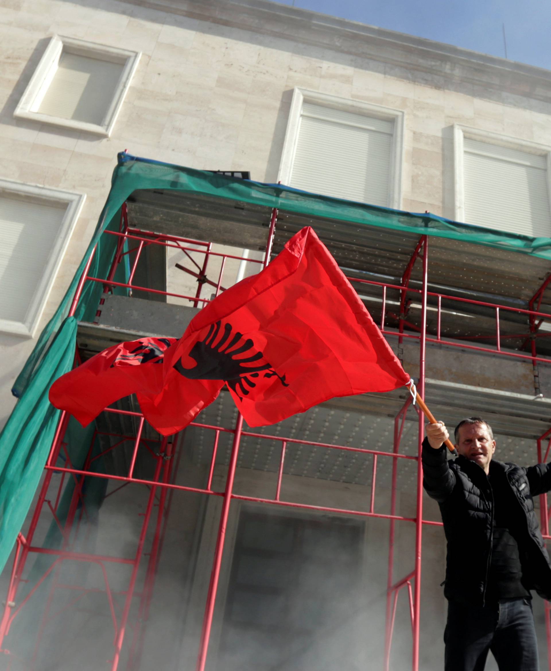 Albanian protesters try to break into government building